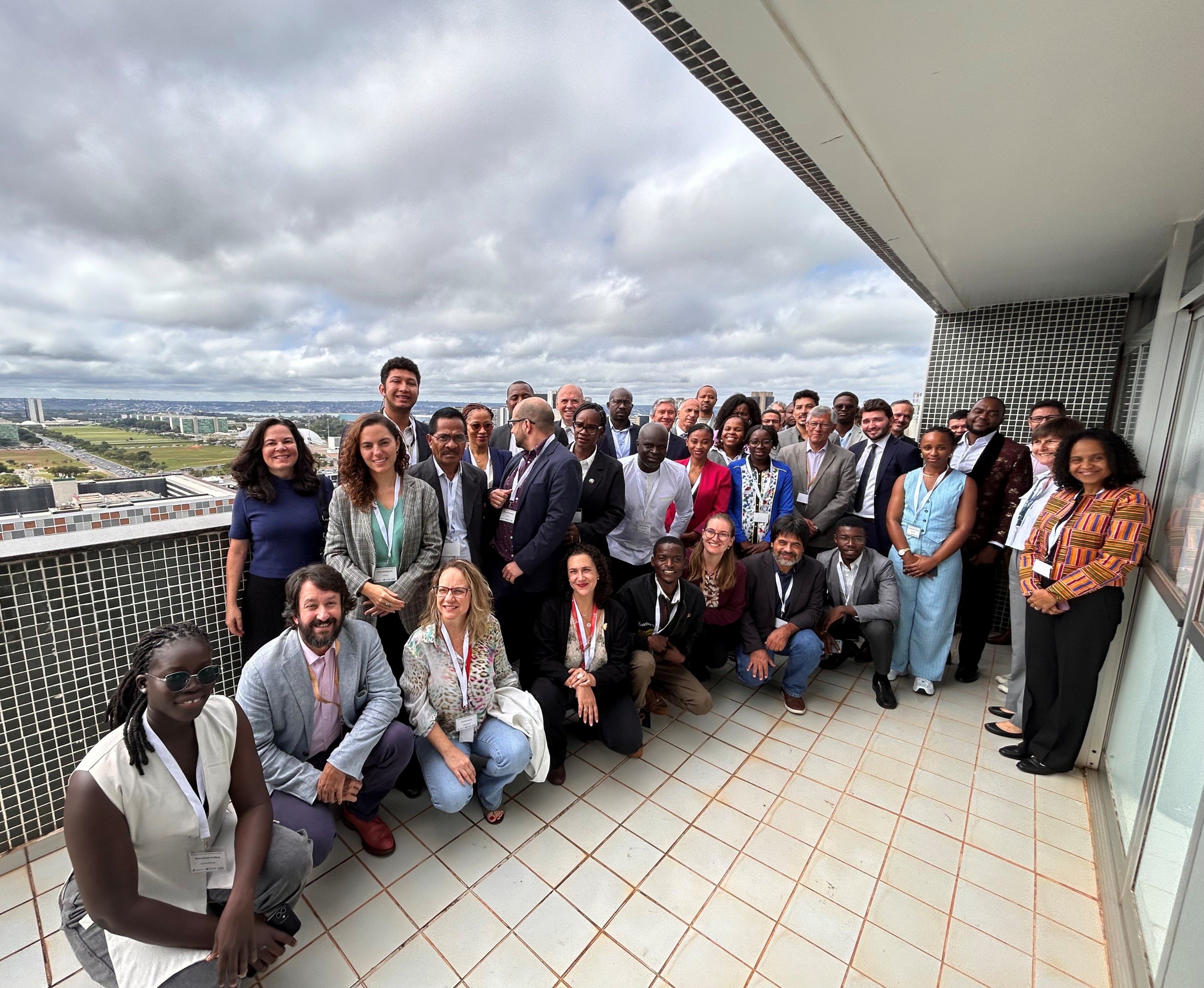 Foto de familia com a Eixo Monumental de Brasilia atrás
